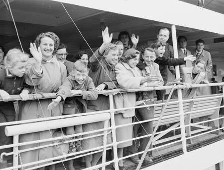Holenderscy imigranci przybywający do Australii w 1954 roku.
