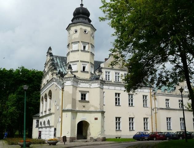 Podczas prac konserwatorskich odkryto, że pałac Grudzińskich w Poddębicach stoi na miejscu średniowiecznego dworu.