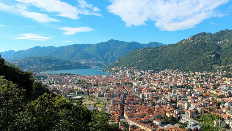 Widok na miasto i jezioro Como