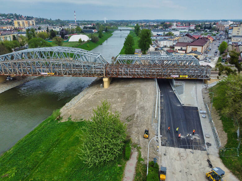 Za kilka dni otwarcie dróg pod nowym mostem kolejowym w Przemyślu