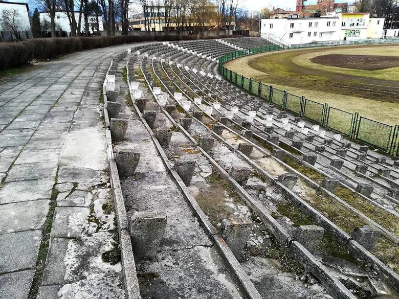 Stadion w Czeladzi nie zmienił się wcale w ostatnich latach, wygląda tak jak na początku XXI wieku. Widać to na zdjęciach, dokumentujących zmagania o Paterę Dziennika Zachodniego w biegach 