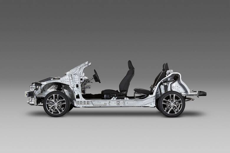 Aktualnie produkowany Lexus CT 200h po niedawnym faceliftingu robi wrażenie dzięki zaktualizowanej stylistyce z charakterystyczną atrapą chłodnicy w
