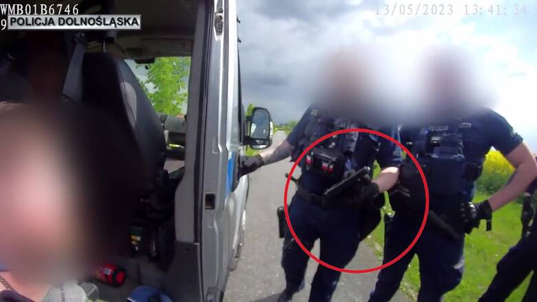 Zatrzymanie mężczyzny w miejscowości Ziemnice pod Legnicą. Kadry z kamery służbowej funkcjonariusza Samodzielnego Pododdziału Prewencji Policji w Le
