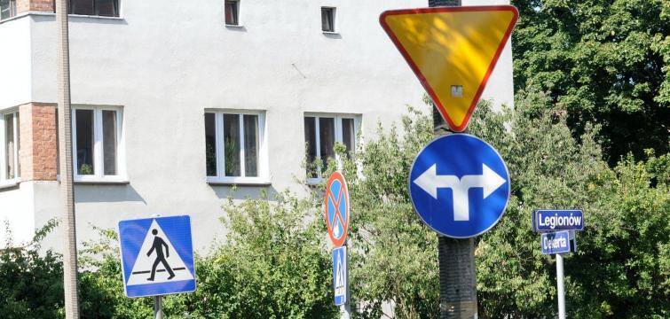 W Toruniu znaki nie ułatwiają jazdy a wręcz wprowadzają zamęt