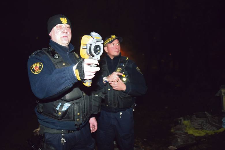 Strażnicy szukają osób bezdomnych kamerą termowizyjną 