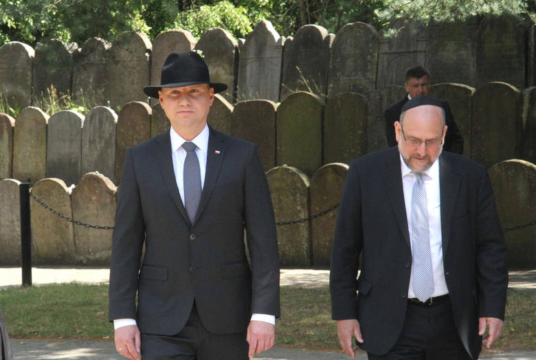 Prezydent Andrzej Duda i rabin Michael Schudrich podczas uroczystości na Cmentarzu żydowskim w Kielcach.