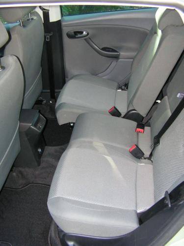 Fot. Ryszard Polit: Wnętrze pojazdu jest przestronne. Istnieje możliwość przesuwania foteli w drugim rzędzie wzdłuż nadwozia.