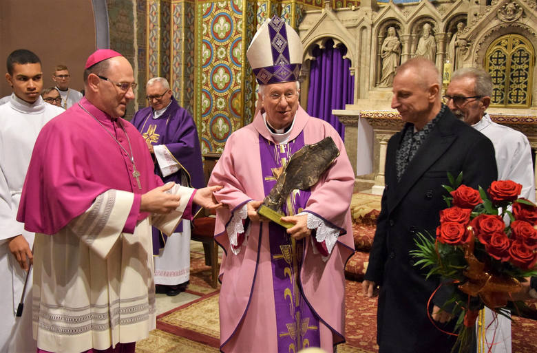 Biskup łowicki Andrzej F. Dziuba odebrał nagrodę z rąk prymasa Polski