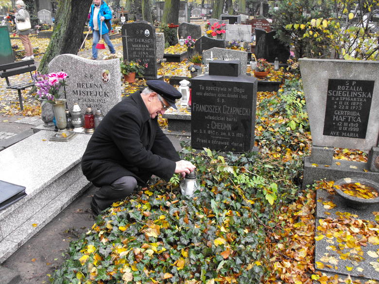 Franciszek Manikowski odwiedził grób swojego pradziadka 21 października ubiegłego roku. Zapalił symboliczny znicz i pomodlił się za duszę swojego przodka.