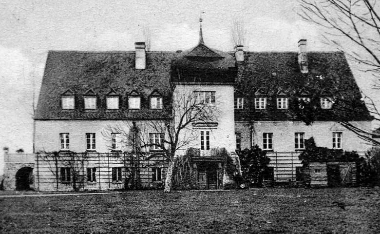 Pałac w Siedlcu, w którym do 1945 roku mieszkał z rodziną  Hyacinth von Strachwitz. Dwór został spalony przez Rosjan i nie został już odbudowany. 
