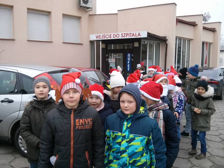 Uczniowie SP nr 2 w Łowiczu z prezentami dla małych pacjentów szpitala w Łowiczu [ZDJĘCIA]