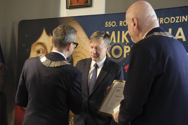 Toruńscy radni przenieśli się w czwartek do Sali Mieszczańskiej, gdzie wspólnie z zaproszonymi gośćmi celebrowali 550-lecie urodzin Mikołaja Kopernika. Goście najbardziej zasłużeni w pielęgnowaniu pamięci o wielkim astronomie, otrzymali okolicznościowe medale.