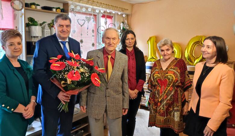 Z okazji setnych urodzin Hieronima Tomczaka odwiedził prezydent Oświęcimia Janusz Chwierut