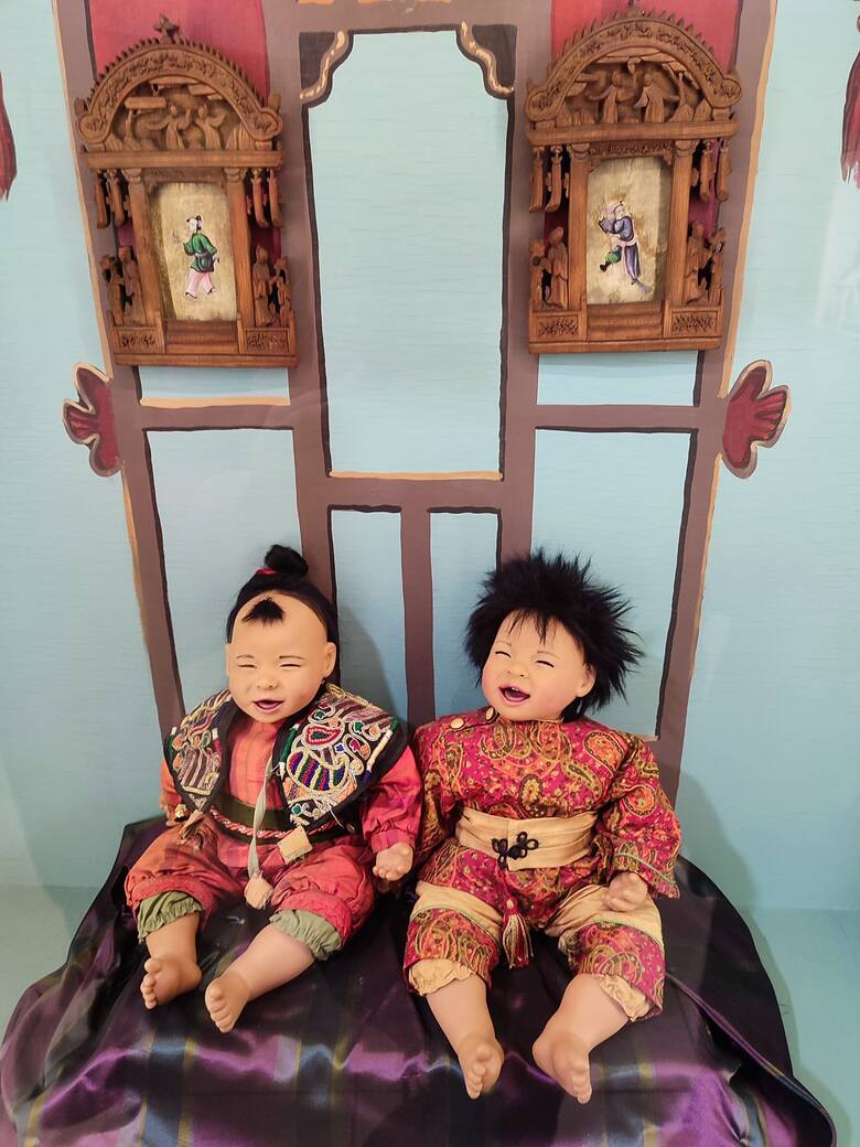 Ciekawa aranżacja wystawy, miniaturowe wnętrza domków dla lalek oraz piękne porcelanowe lalki to tylko niektóre z atrakcji, które czekają tu na tury