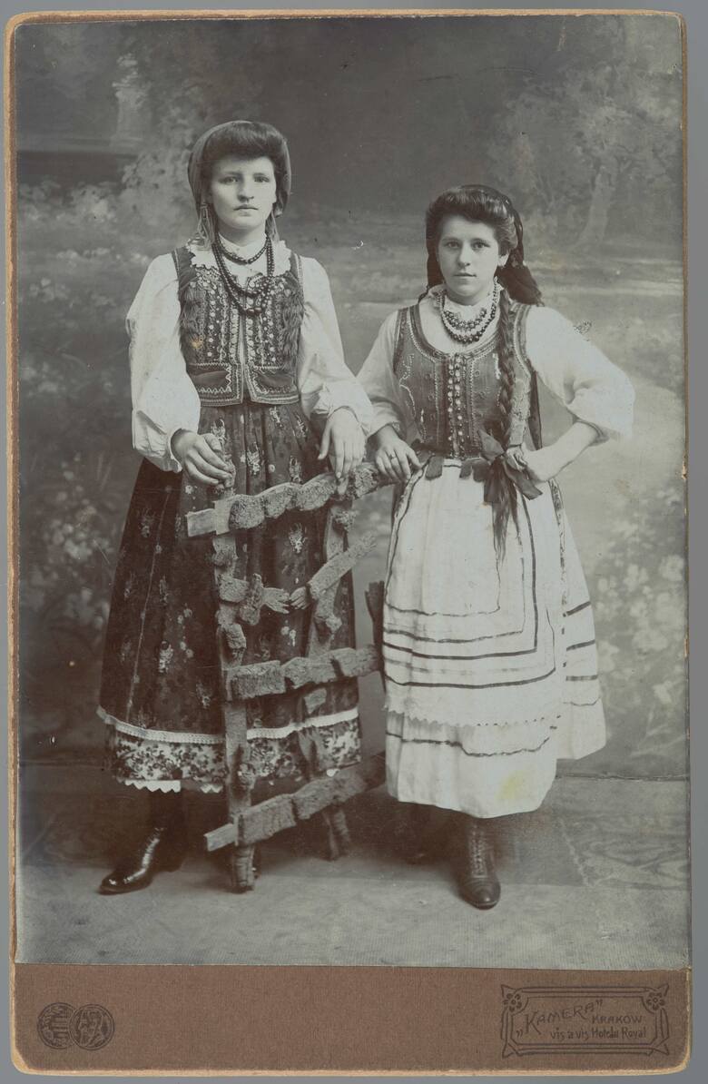 Portret kobiet w strojach regionalnych; atelier "Kamera" Wilhelma Kleinberga przy ul. św. Gertrudy 22, ok. 1910. 