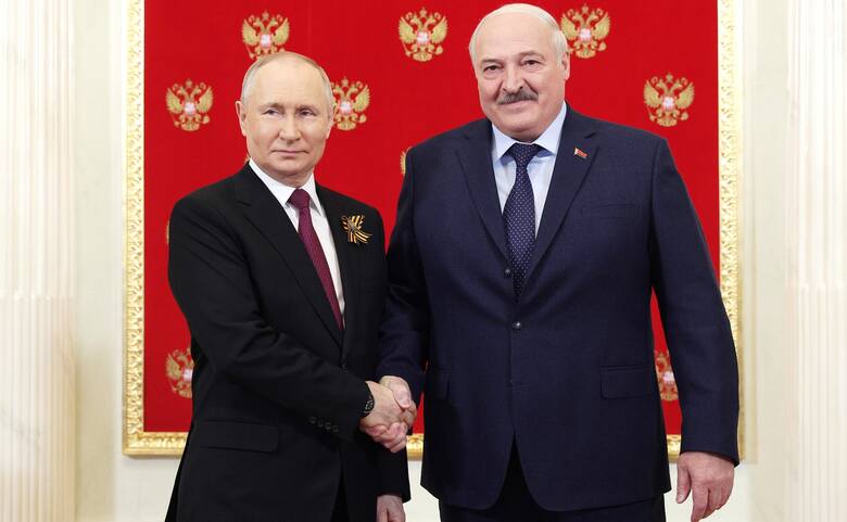 Bandaż na ręce Łukaszenki widać też podczas powitania z Putinem