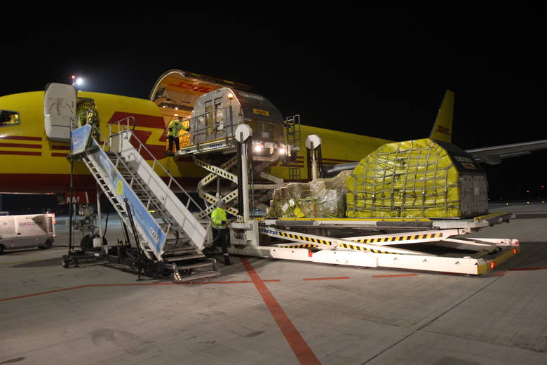 Baza DHL na lotnisku w Pyrzowicach. Boeing 757, wielki sorter, paczki. Zdjęcia i wideo.