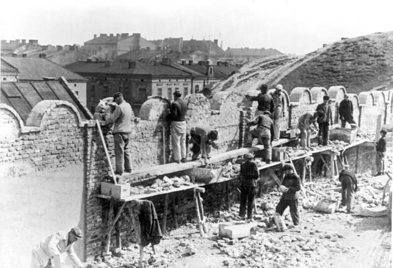 Wznoszenie murów getta na Wzgórzu Lasoty, 1941