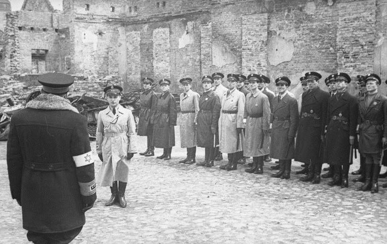Józef Szeryński (stojący tyłem) odbiera meldunek Jakuba Lejkina, maj 1941