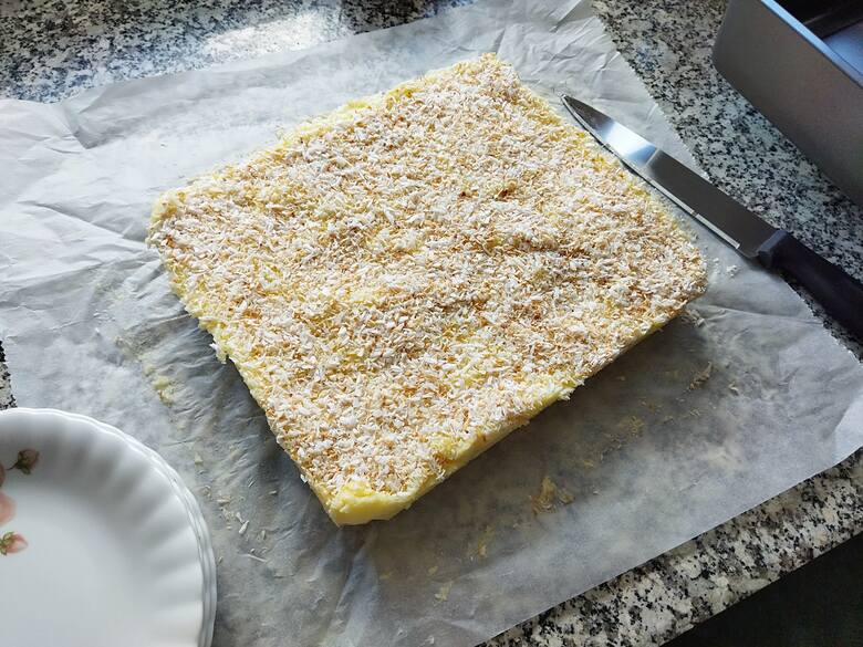 Ciasto Raffaello możesz podawać niemal od razu, ponieważ masa jest dość gęsta i łatwo się kroi. Najlepiej jednak smakuje po ok. 2 godzinach w lodówc