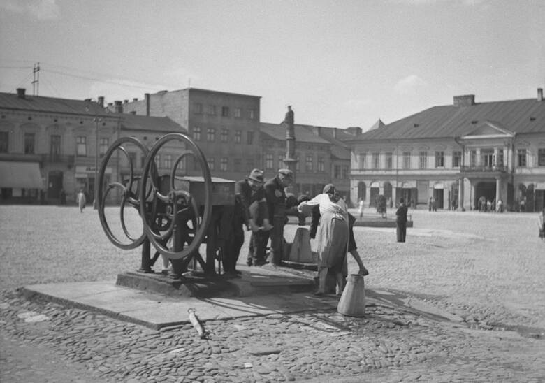 Rynek w Oświęcimiu w czasie niemieckiej okupacji miasta. Na zdjęciu studnia miejska, w tle stojący jeszcze pomnik św. Jana Nepomucena, zburzony potem