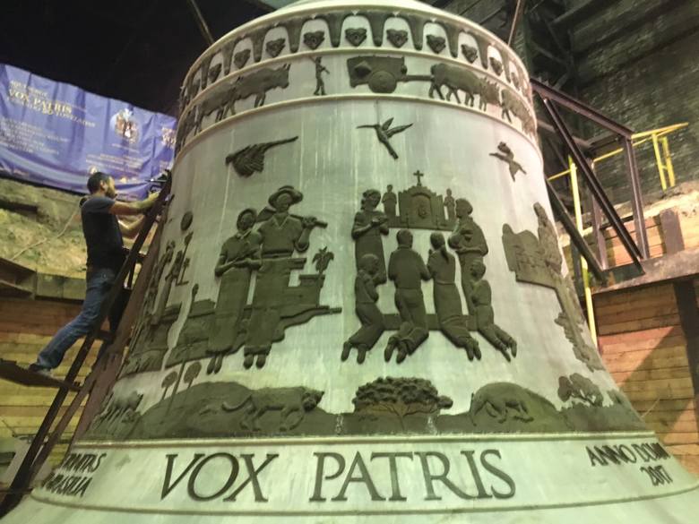 Dzwon Vox Patris podczas budowy formy do odlewu w Krakowie.