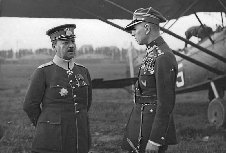 Rumuński gen. Gorsky i płk Ludomił Rayski na lotnisku Mokotowskim