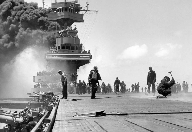 Po ataku japońskim płonie USS „Yorktown”, okręt flagowy admirała Fletchera pod Midway