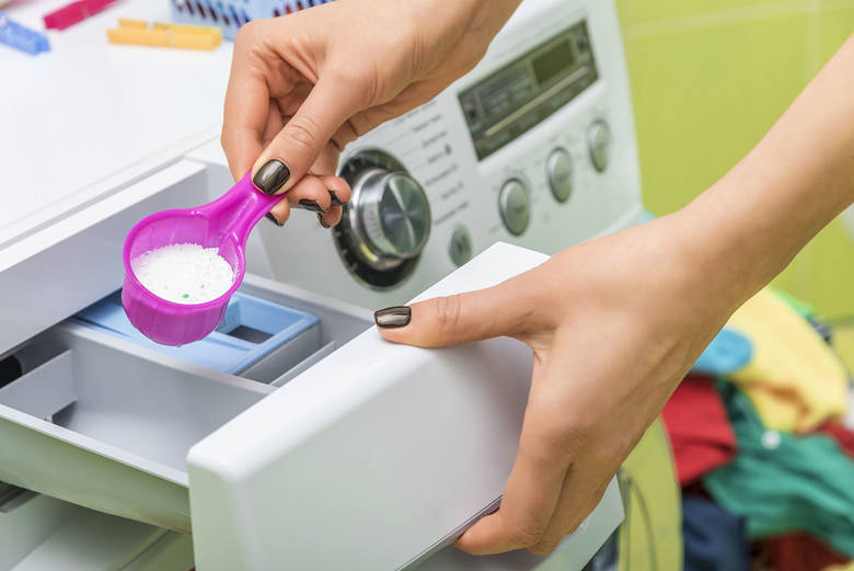Kapsułki do prania to produkt, który potrzebuje dużej ilości wody i przestrzeni, aby był skuteczny. Dlatego należy ją wrzucić do bębna pralki, a nie dozownika na proszek. Wrzucenie jej do szuflady w pralce może grozić jej awarią.<br /> 