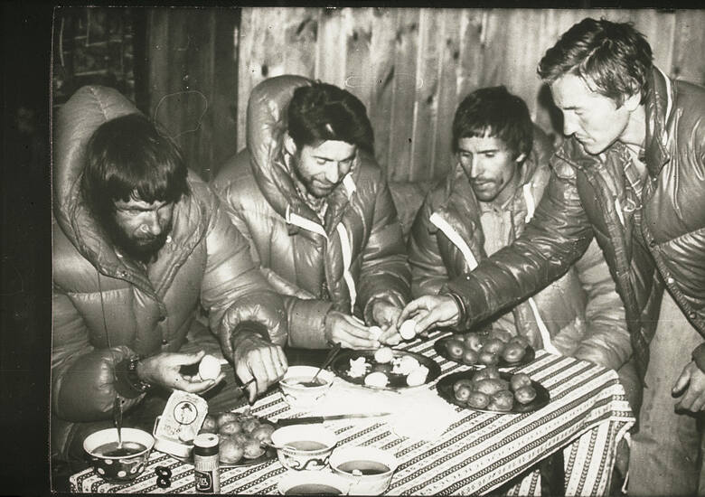 Wigilia w Namche Bazar. Od lewej Andrzej Heinrich, Waldemar Olech, Walenty Fiut, Ryszard Szafirski