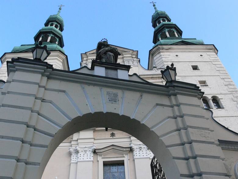 <strong>Bazylika Katedralna w Łowiczu</strong><br /> Kościół znajdujący się przy Starym Rynku, nazywany "Mazowieckim Wawelem", miejsce wiecznego spoczynku 12 arcybiskupów gnieźnieńskich i prymasów Polski, którzy od 1136 często rezydowali w będącym ich własnością Łowiczu. 
