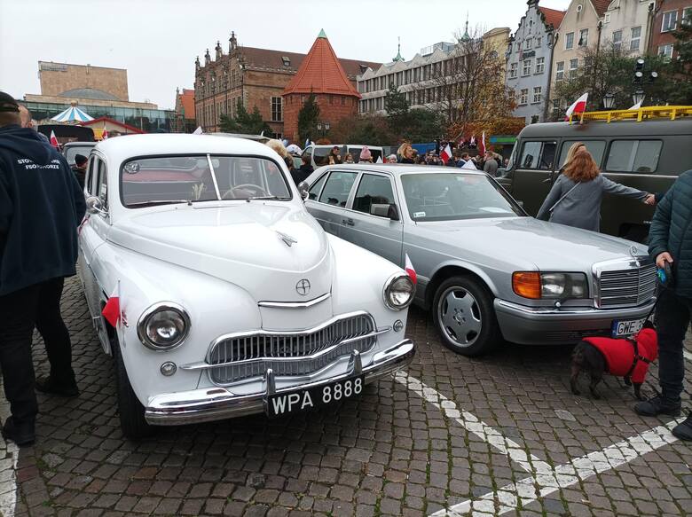 Zabytkowe samochody podczas Parady Niepodległości w Gdańsku