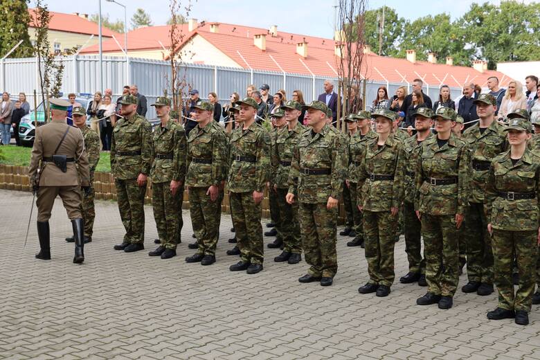 38 nowych funkcjonariuszy Bieszczadzkiego Oddziału Straży Granicznej złożyło ślubowanie w Przemyślu.