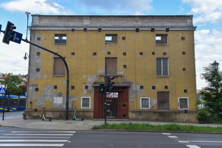 Po kinoteatrze "Grunwald" została tylko fasada. Ciągle nie ma jasności, kiedy przy ulicy Warszawskiej powstanie nowa siedziba Teatru