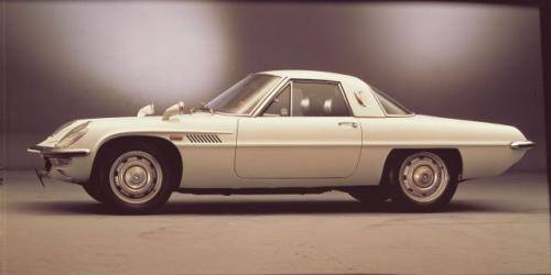 Fot. Mazda: W 1967 roku pokazano 2-drzwiową Mazdę Cosmo Sport o pięknej, wysmakowanej linii napędzaną silnikiem Wankla.