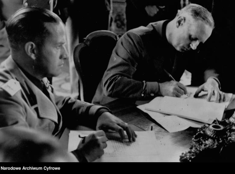 Minister spraw zagranicznych III Rzeszy Joachim von Ribbentrop i włoski szef MSZ Galeazzo Ciano podpisują dokumenty na mocy Drugiego arbitrażu wiedeńskiego,