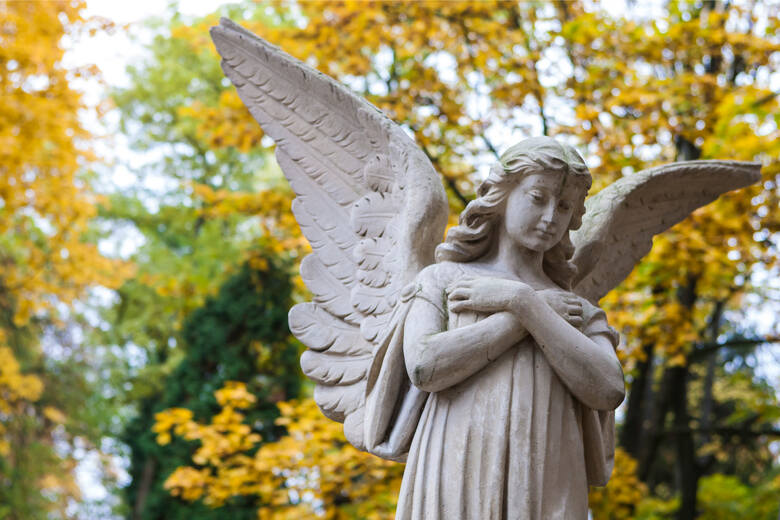 Pomnik anioła na cmentarzu