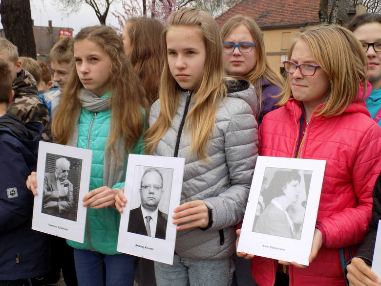 Dzieci z żagańskich szkół podczas apelu pamięci trzymały przed sobą zdjęcia ofiar katastrofy pod Smoleńskiem.