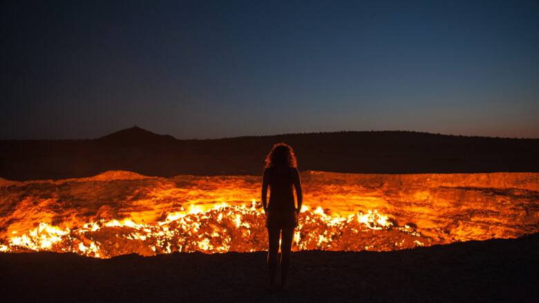 Sylwetka kobiety na tle krateru Darvaza Gas