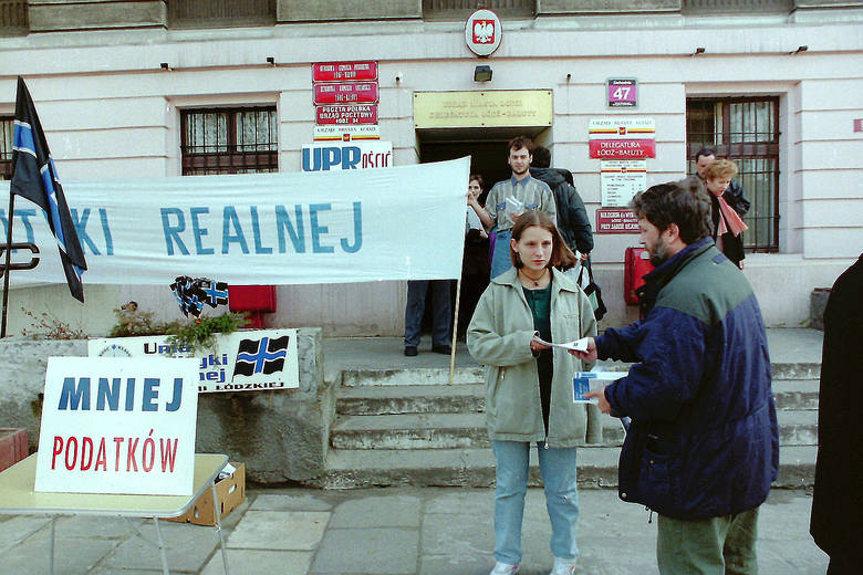 Unia Polityki Realnej chciała mniej podatków. Protest przed bałucką delegaturą UMŁ
