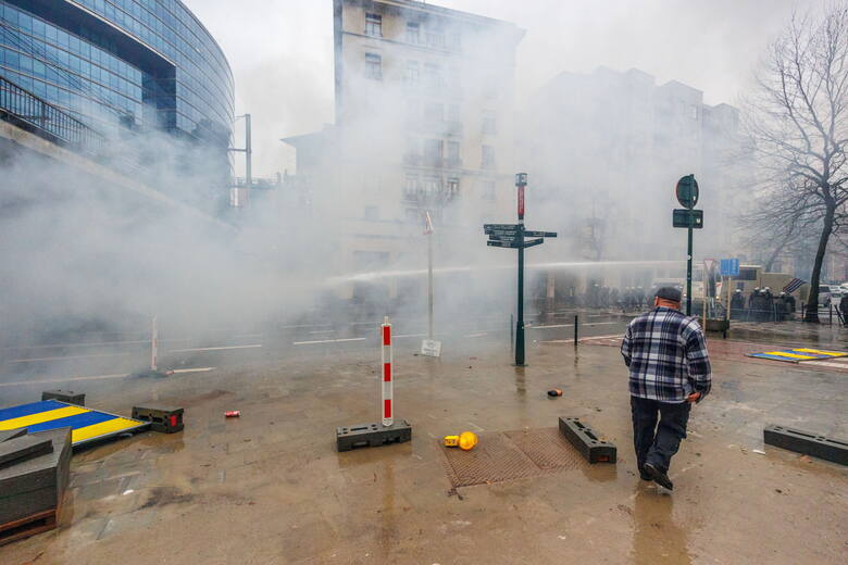 W Brukseli doszło do ostrych starć policji z protestującymi rolnikami. Służby użyły armatek wodnych i gazu łzawiącego.