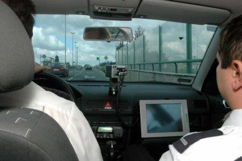 Fot. AME: Coraz częściej policja dysponuje wideoradarami zamontowanymi w nieoznakowanych samochodach