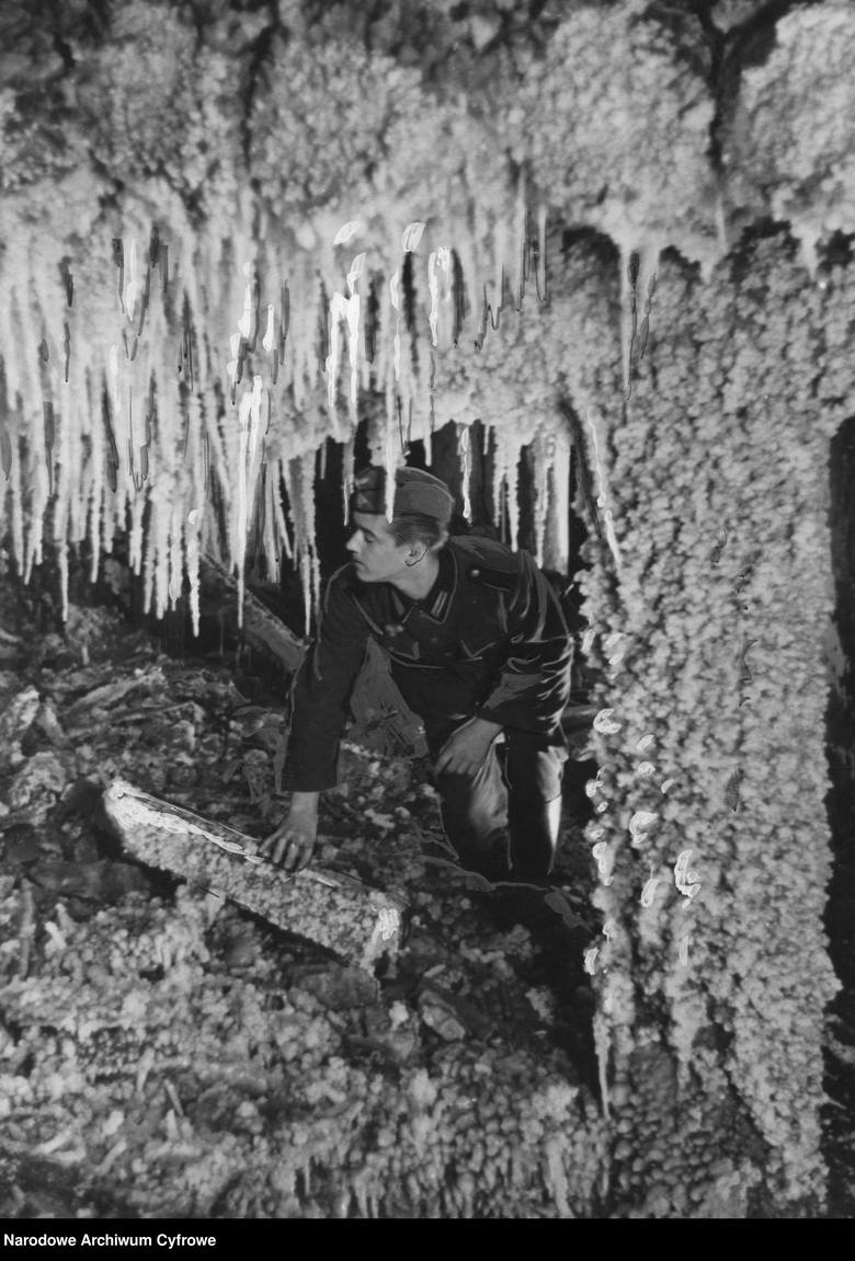 <strong>Kopalnia soli w Wieliczce, 1941</strong><br /> <br /> Żołnierz niemiecki w jaskini stalaktytów w kopalni soli w Wieliczce.<br />  <br />  