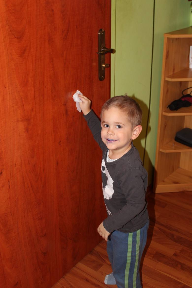 Trzyletni Jaś Kamiński lubi sprzątać