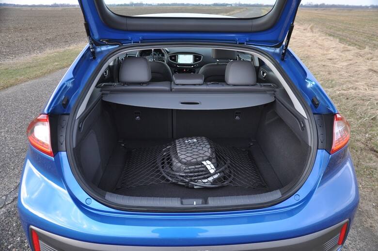 Hyundai Ioniq Electric - testPod nazwą Ioniq na rynku będą oferowane trzy odmiany samochodu ekologicznego. Klasyczna hybryda, plug-in i oferowana od