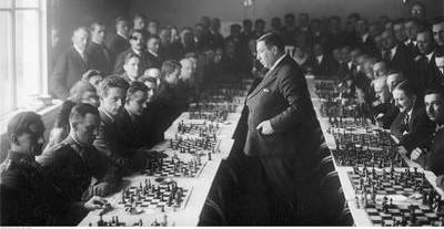 Akiba Rubinstein w czasie gry z 25 szachistami w Poznaniu w marcu 1931 roku