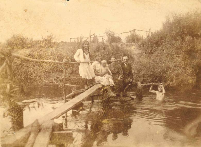 Najstarsza fotografia na wystawie: rodzina państwa Wieczorków nad rzeką Rawką, na granicy wsi Ruda i Budy Grabskie (rok ok. 1910-20)