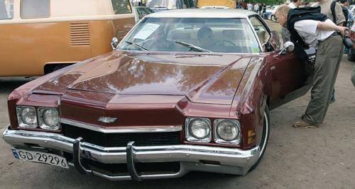 Fot. Paweł Łacheta: Zwolennicy „krążowników szos” sprowadzają tzw. jungtimery. Na zdjęciu Chevrolet Impala z 1973 r.