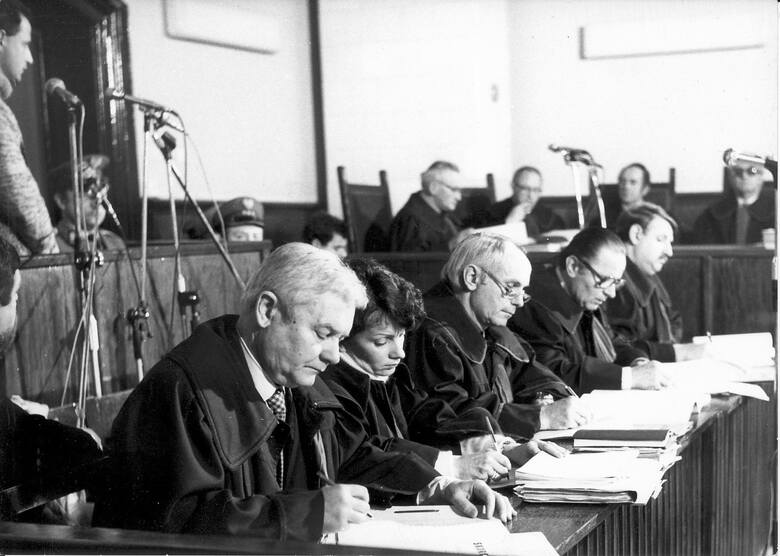 Proces zabójców księdza Popiełuszki rozpoczął się w Toruniu 27 grudnia 1984 roku.  Na zdjęciu obrońcy oskarżonych