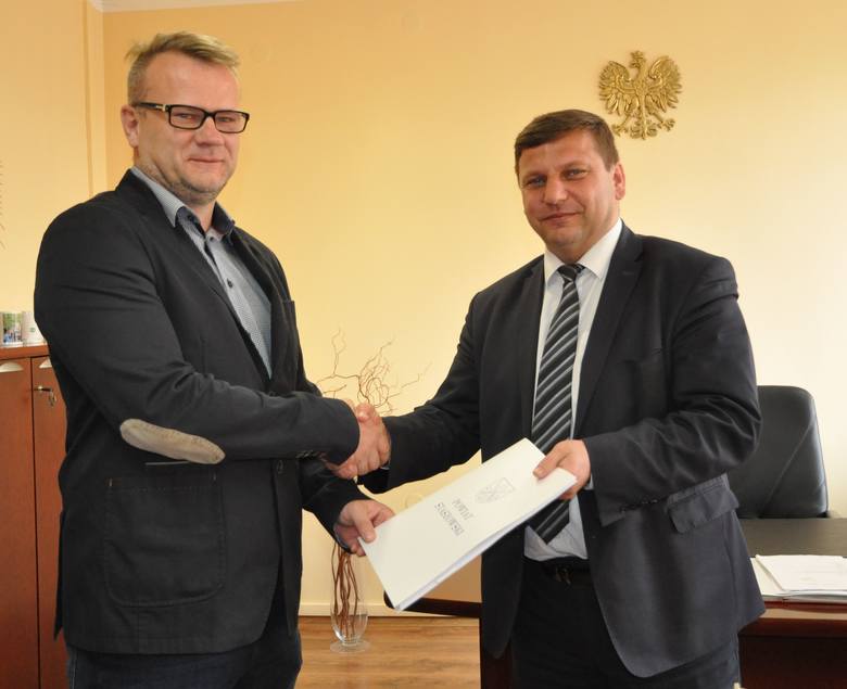 Podpisane umowy wymieniają właściciel Biura Projektowego AJKO Artur Kręcisz i starosta staszowski Michał Skotnicki.